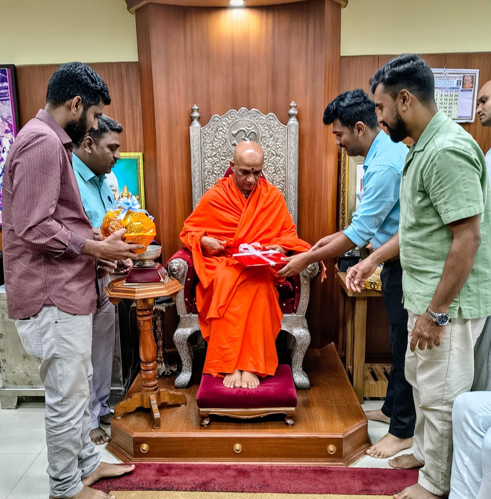 Infra Kaizen team seeking blessings from Jagadguru Sri Sri Sri Dr. Nirmalanandanatha Mahaswamiji